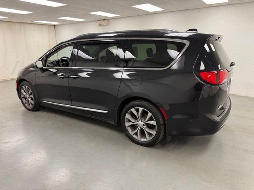 Brilliant Black Crystal Pearlcoat 2020 Chrysler Pacifica Limited