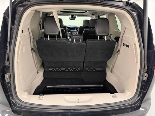 Brilliant Black Crystal Pearlcoat 2020 Chrysler Pacifica Limited