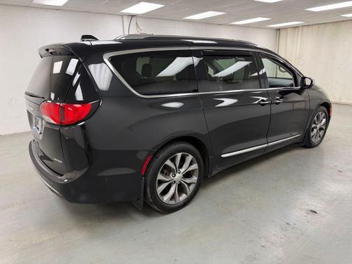 Brilliant Black Crystal Pearlcoat 2020 Chrysler Pacifica Limited