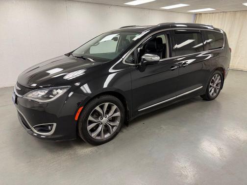 Brilliant Black Crystal Pearlcoat 2020 Chrysler Pacifica Limited