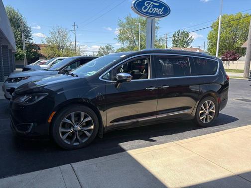 Brilliant Black Crystal Pearlcoat 2020 Chrysler Pacifica Limited