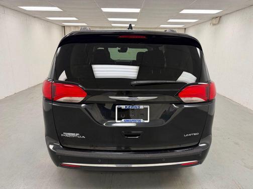 Brilliant Black Crystal Pearlcoat 2020 Chrysler Pacifica Limited