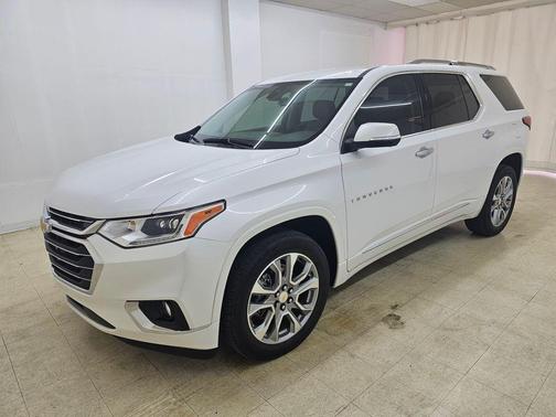 Iridescent Pearl Tricoat 2021 Chevrolet Traverse Premier