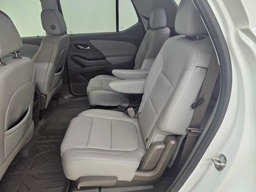 Iridescent Pearl Tricoat 2021 Chevrolet Traverse Premier