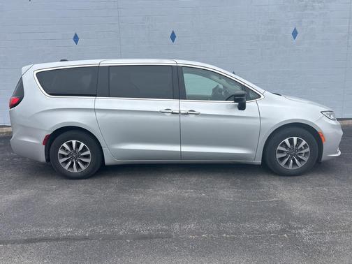 2024 Chrysler Pacifica Hybrid Select
