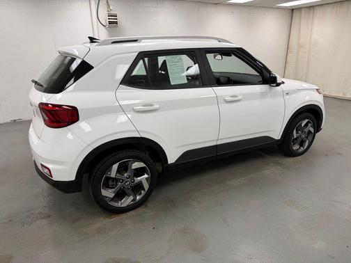 2022 Hyundai VENUE SEL