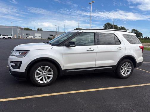 White Platinum Clearcoat Metallic 2016 Ford Explorer XLT