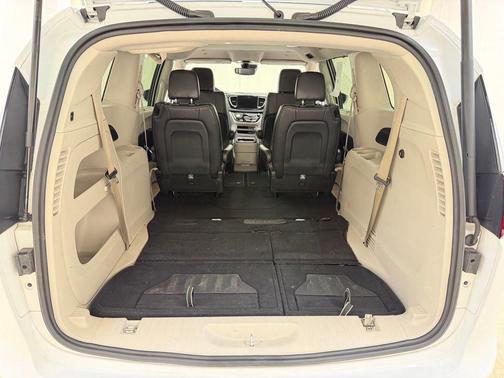 Bright White Clearcoat 2022 Chrysler Pacifica Touring L