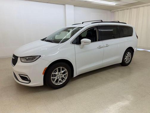 Bright White Clearcoat 2022 Chrysler Pacifica Touring L