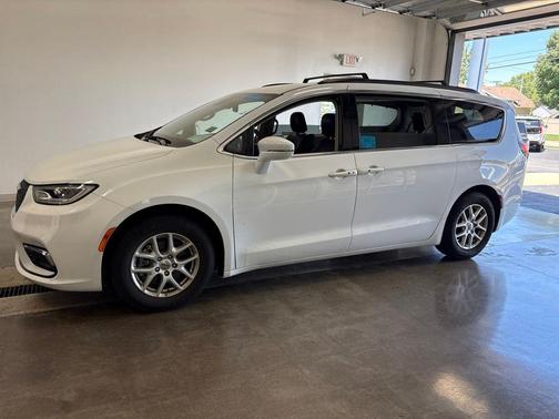 Bright White Clearcoat 2022 Chrysler Pacifica Touring L