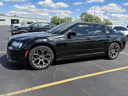 Gloss Black 2018 Chrysler 300 Touring