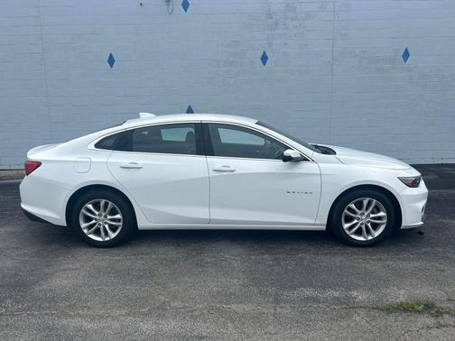 Summit White 2018 Chevrolet Malibu LT