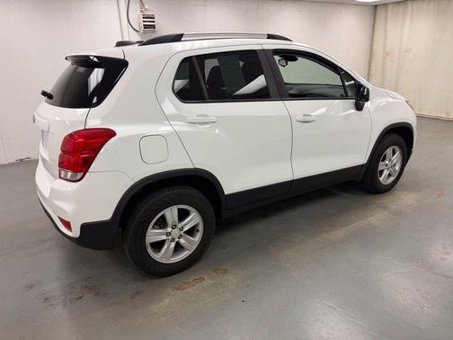Summit White 2022 Chevrolet Trax LT