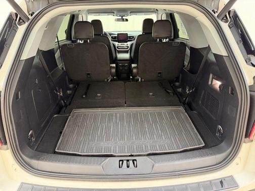 Star White Metallic Tri-Coat 2024 Ford Explorer XLT