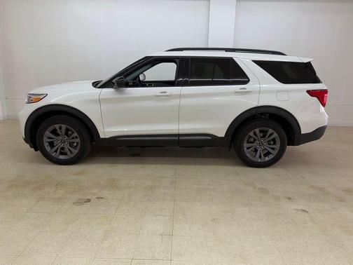 Star White Metallic Tri-Coat 2024 Ford Explorer XLT