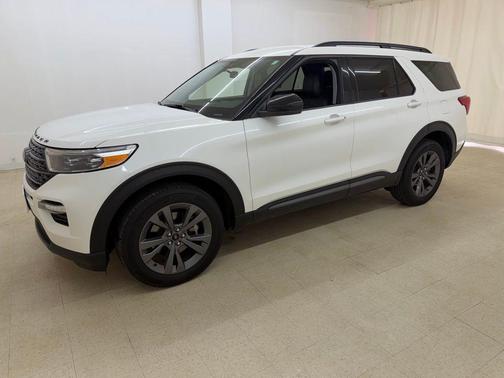 Star White Metallic Tri-Coat 2024 Ford Explorer XLT