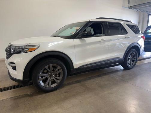Star White Metallic Tri-Coat 2024 Ford Explorer XLT