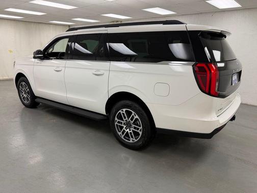 Star White Metallic Tri-Coat 2026 Ford Expedition Max Active 4x4