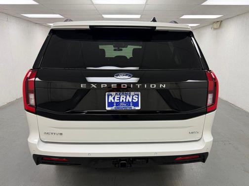 Star White Metallic Tri-Coat 2026 Ford Expedition Max Active 4x4