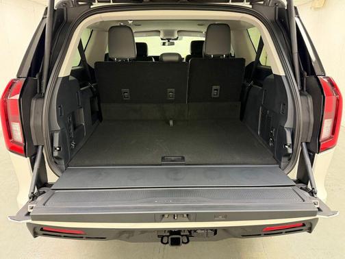 Star White Metallic Tri-Coat 2026 Ford Expedition Max Active 4x4