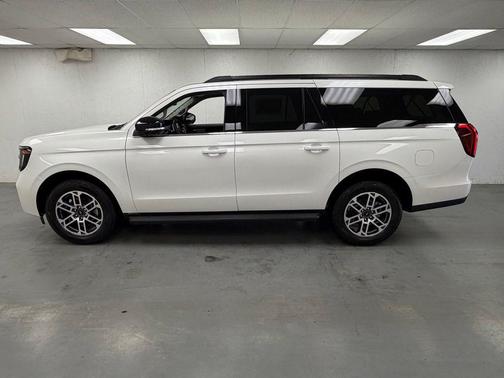Star White Metallic Tri-Coat 2026 Ford Expedition Max Active 4x4