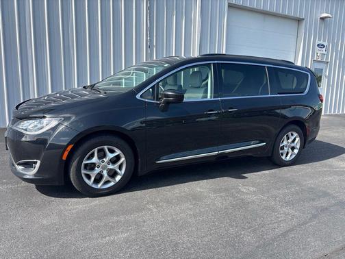 Brilliant Black Crystal Pearlcoat 2017 Chrysler Pacifica Touring-L