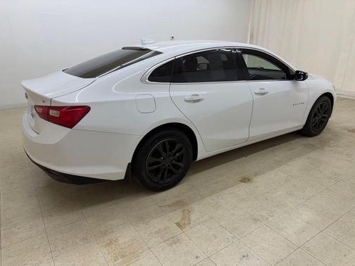 Summit White 2018 Chevrolet Malibu LT