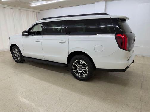 Star White Metallic Tri-Coat 2026 Ford Expedition Max Active 4x4