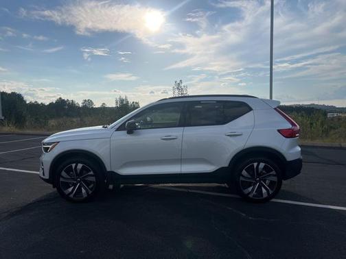 2024 Volvo XC40 B5 Plus Dark Theme