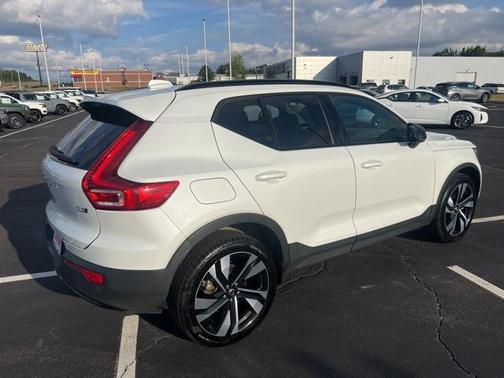 2024 Volvo XC40 B5 Plus Dark Theme