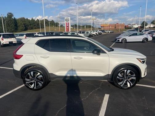 2024 Volvo XC40 B5 Plus Dark Theme