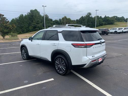 2025 Nissan Pathfinder SL FWD