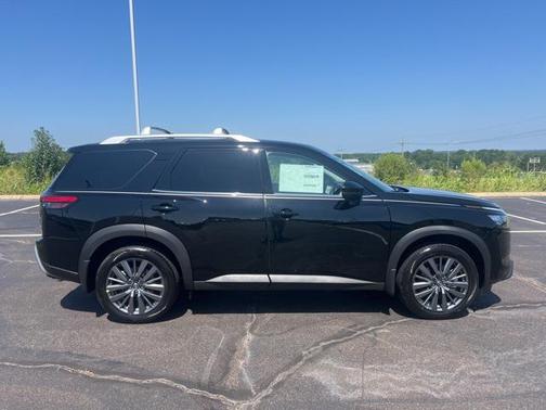2025 Nissan Pathfinder SL FWD