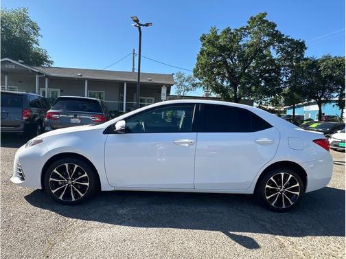 Super White 2018 Toyota Corolla SE
