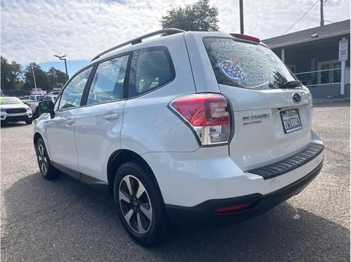 Crystal White Pearl 2017 Subaru Forester 2.5i