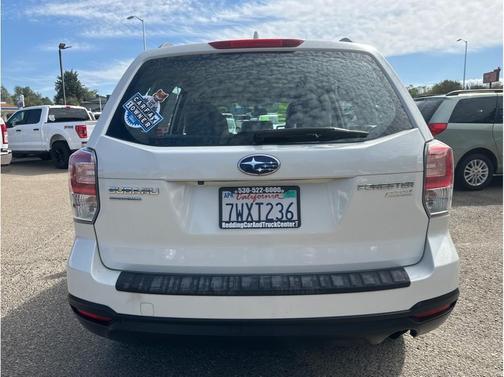 Crystal White Pearl 2017 Subaru Forester 2.5i