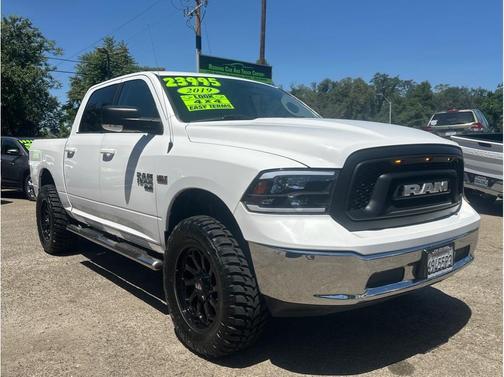 Bright White Clearcoat 2019 RAM 1500 SLT