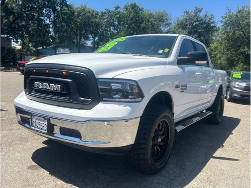 Bright White Clearcoat 2019 RAM 1500 SLT