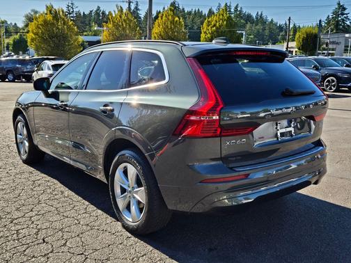 Gray Metallic 2022 Volvo XC60 B5 Momentum