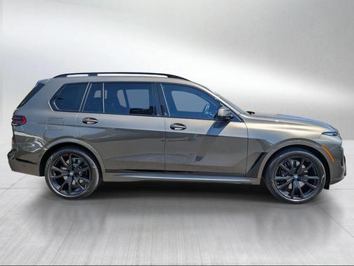 Manhattan Green Metallic 2025 BMW X7 xDrive40i