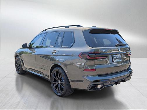 Manhattan Green Metallic 2025 BMW X7 xDrive40i