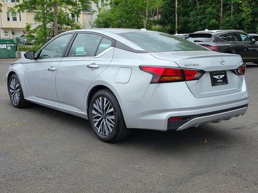 Brilliant Silver Metallic 2024 Nissan Altima 2.5 SV