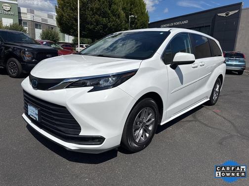 2024 Toyota Sienna LE
