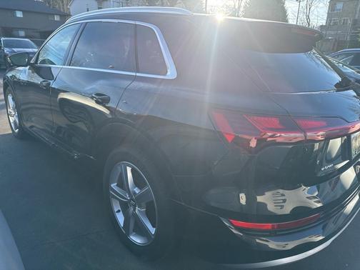 2019 Audi e-tron Premium Plus