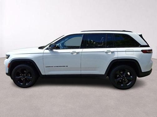 Bright White Clearcoat 2023 Jeep Grand Cherokee Altitude