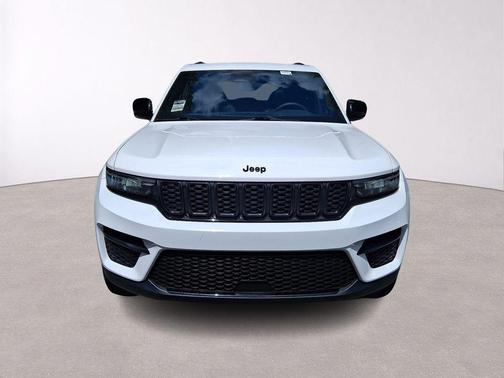 Bright White Clearcoat 2023 Jeep Grand Cherokee Altitude