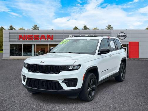 Bright White Clearcoat 2023 Jeep Grand Cherokee Altitude