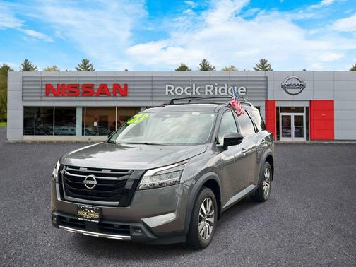 2 Tone Gun / Black Roof 2023 Nissan Pathfinder SL