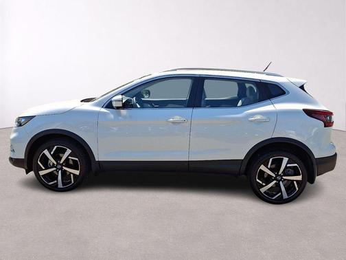White 2022 Nissan Rogue Sport SL