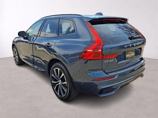 2023 Volvo XC60 B5 Plus Dark Theme